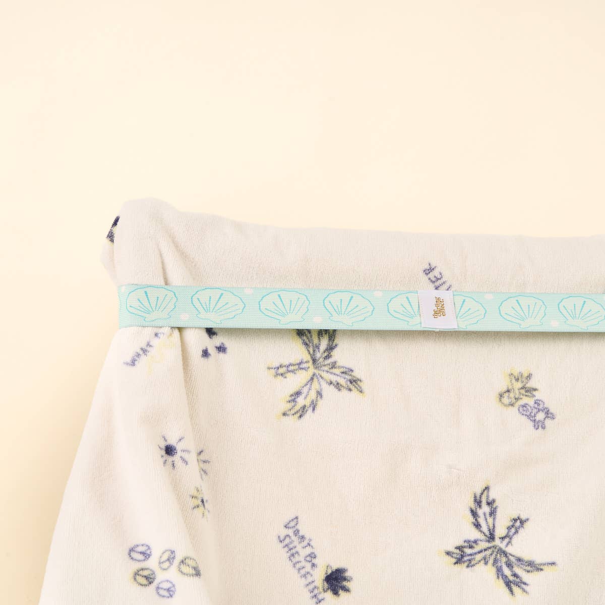 Stay-Put Towel Band–Seashells Aqua