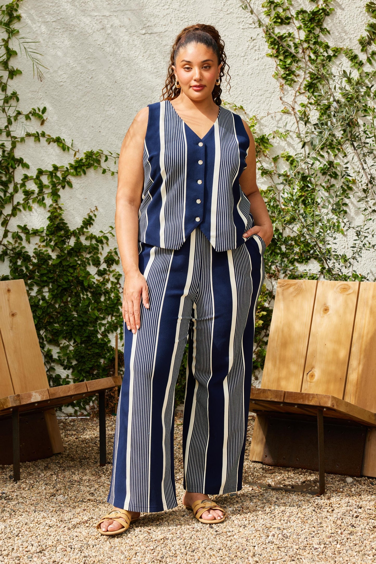 knit button vest-curvy