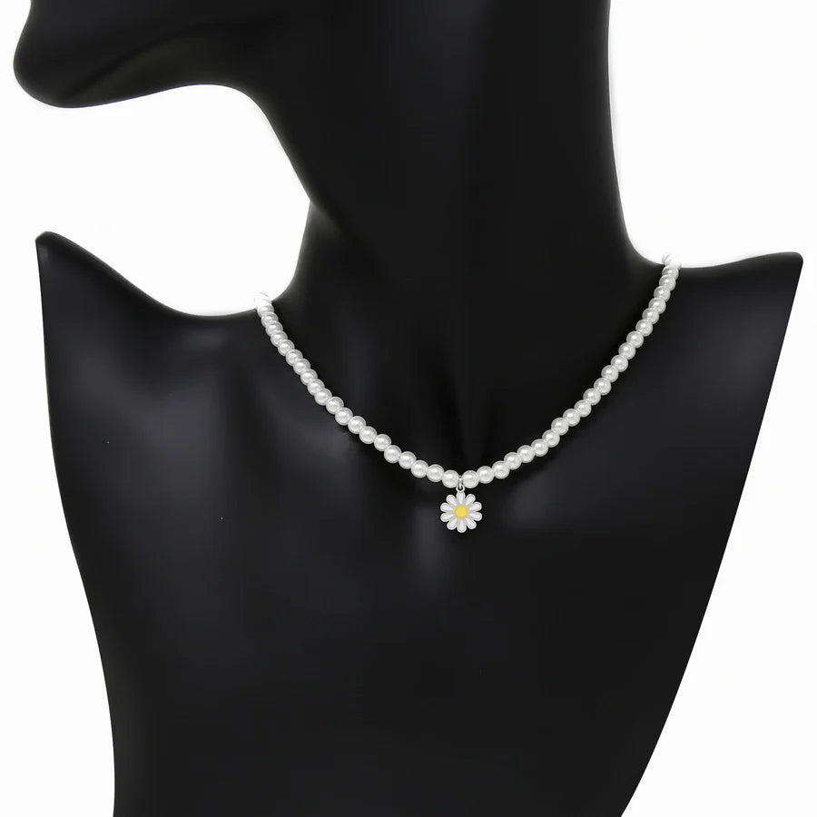 Daisy Pendant Pearl Beaded Necklace