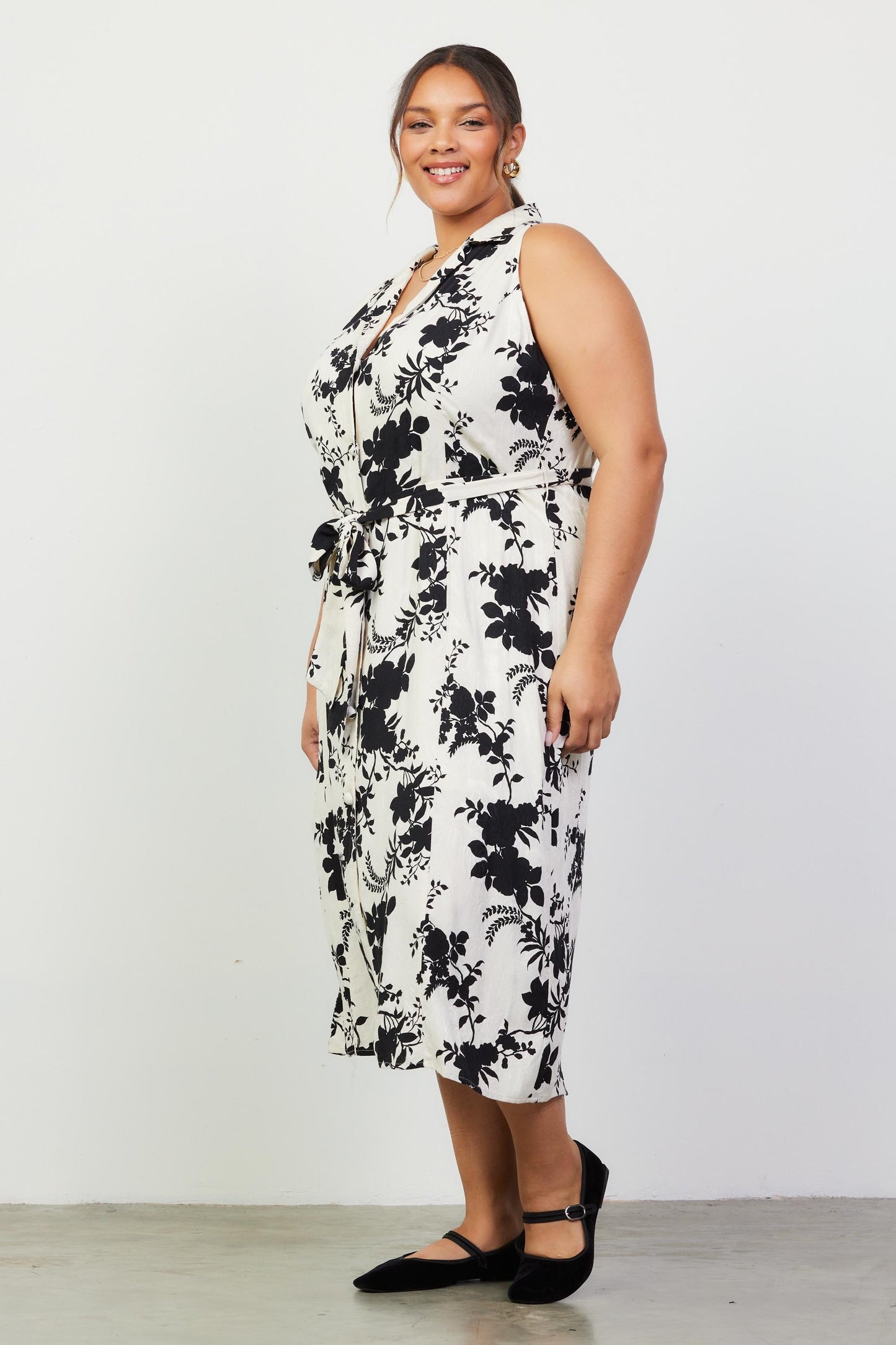 b&w printed sleeveless dress-curvy