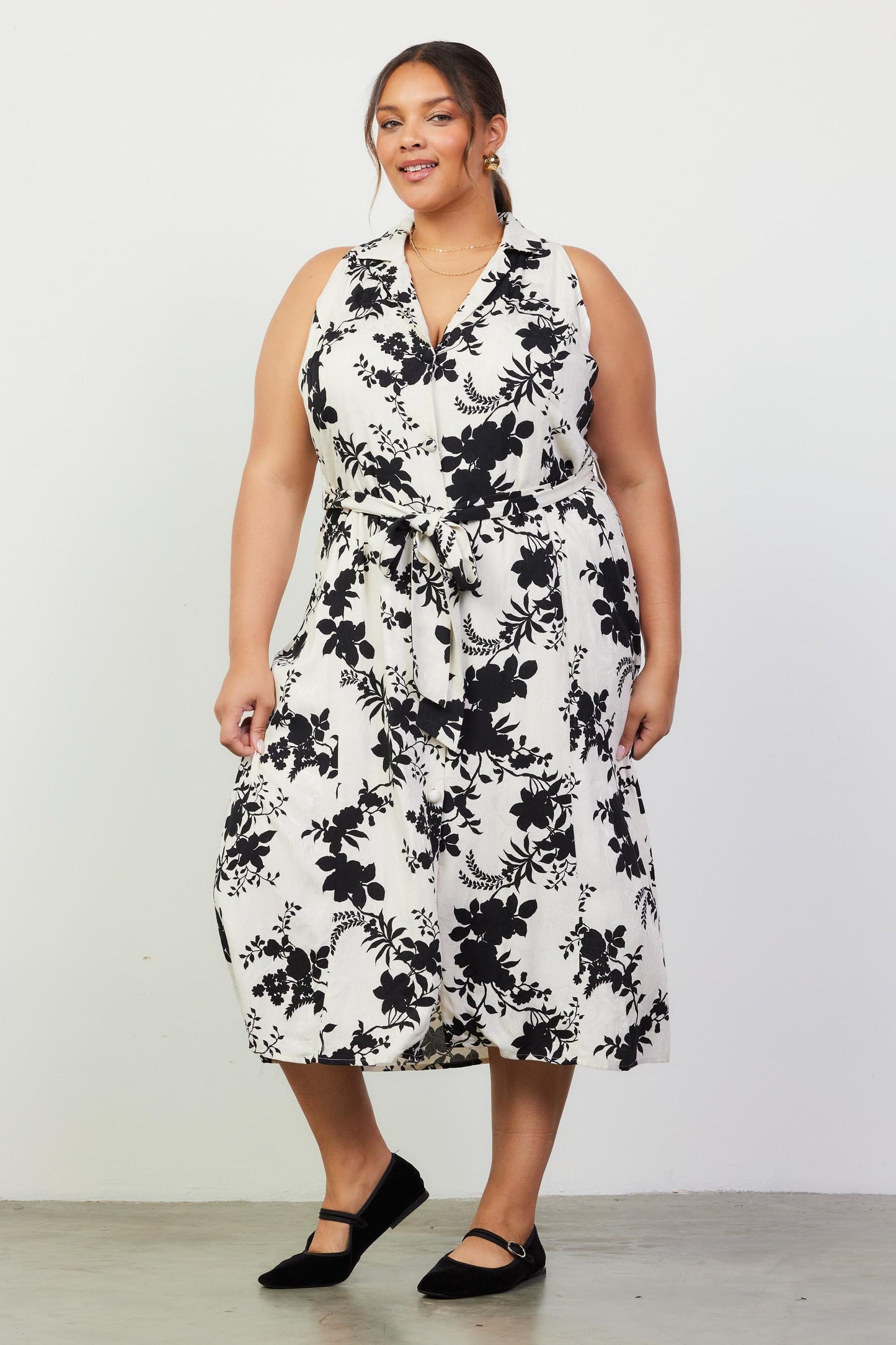 b&w printed sleeveless dress-curvy