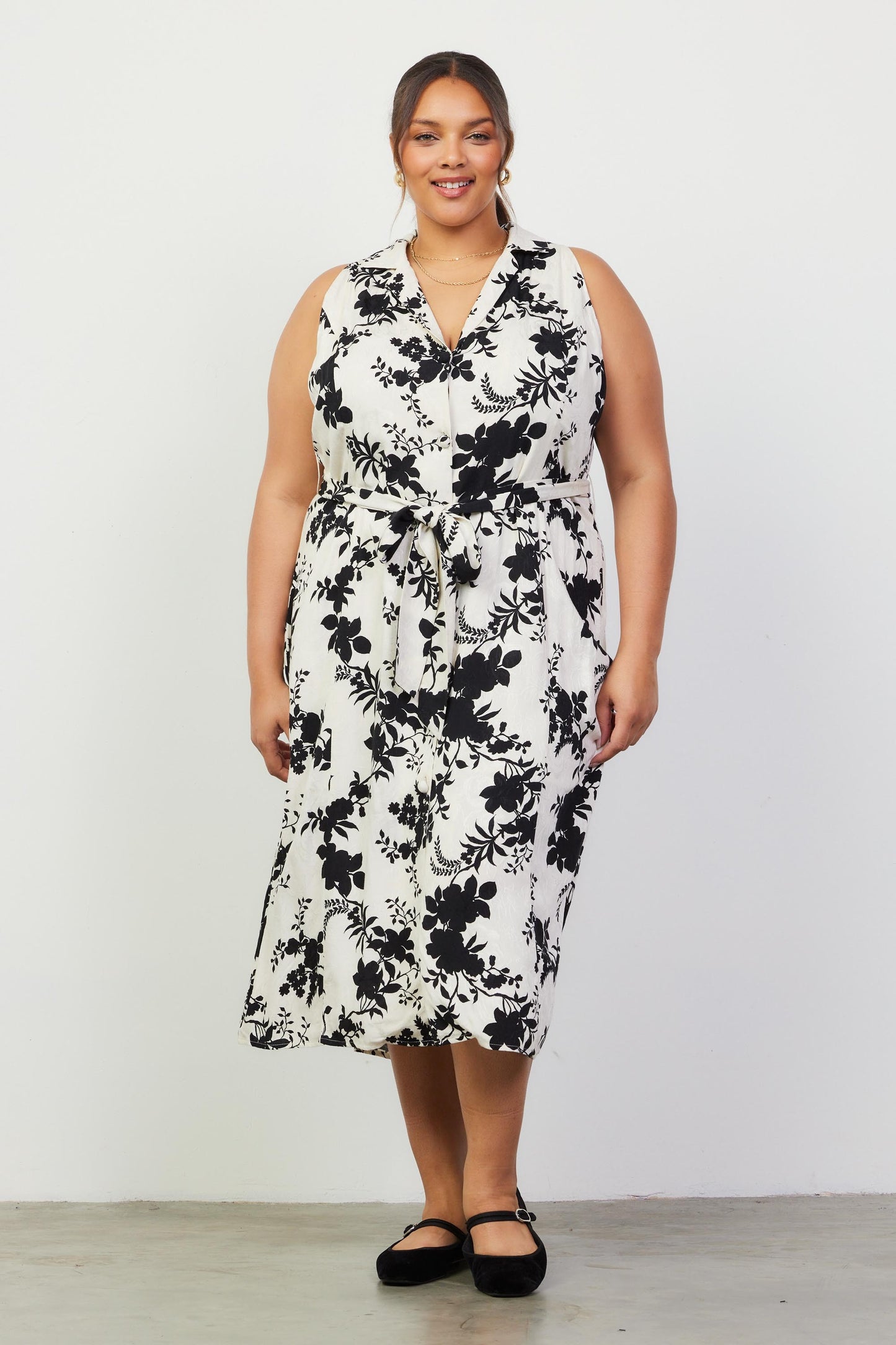 b&w printed sleeveless dress-curvy