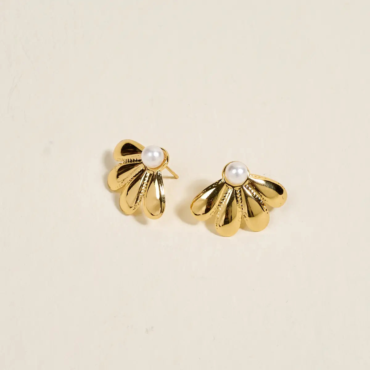 standout earrings-daisy doo