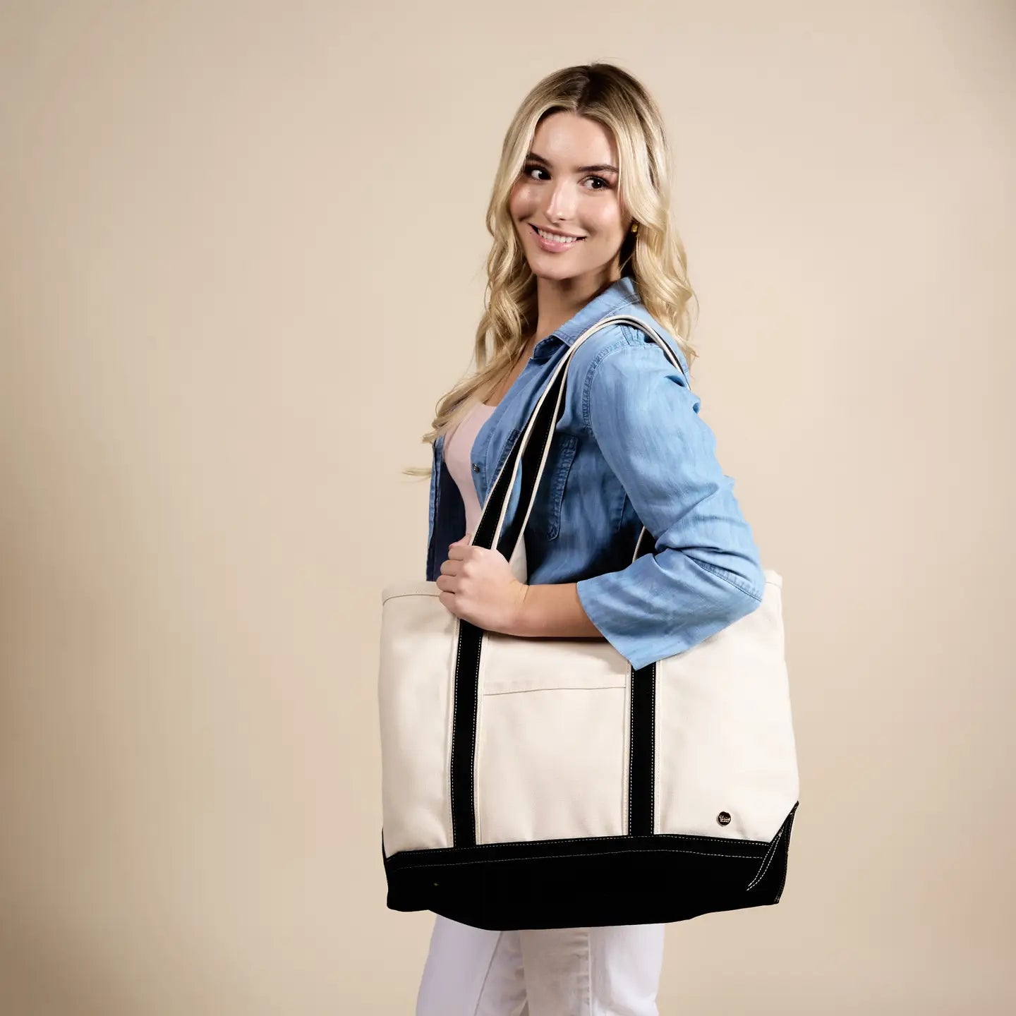 the signature canvas tote bag-black