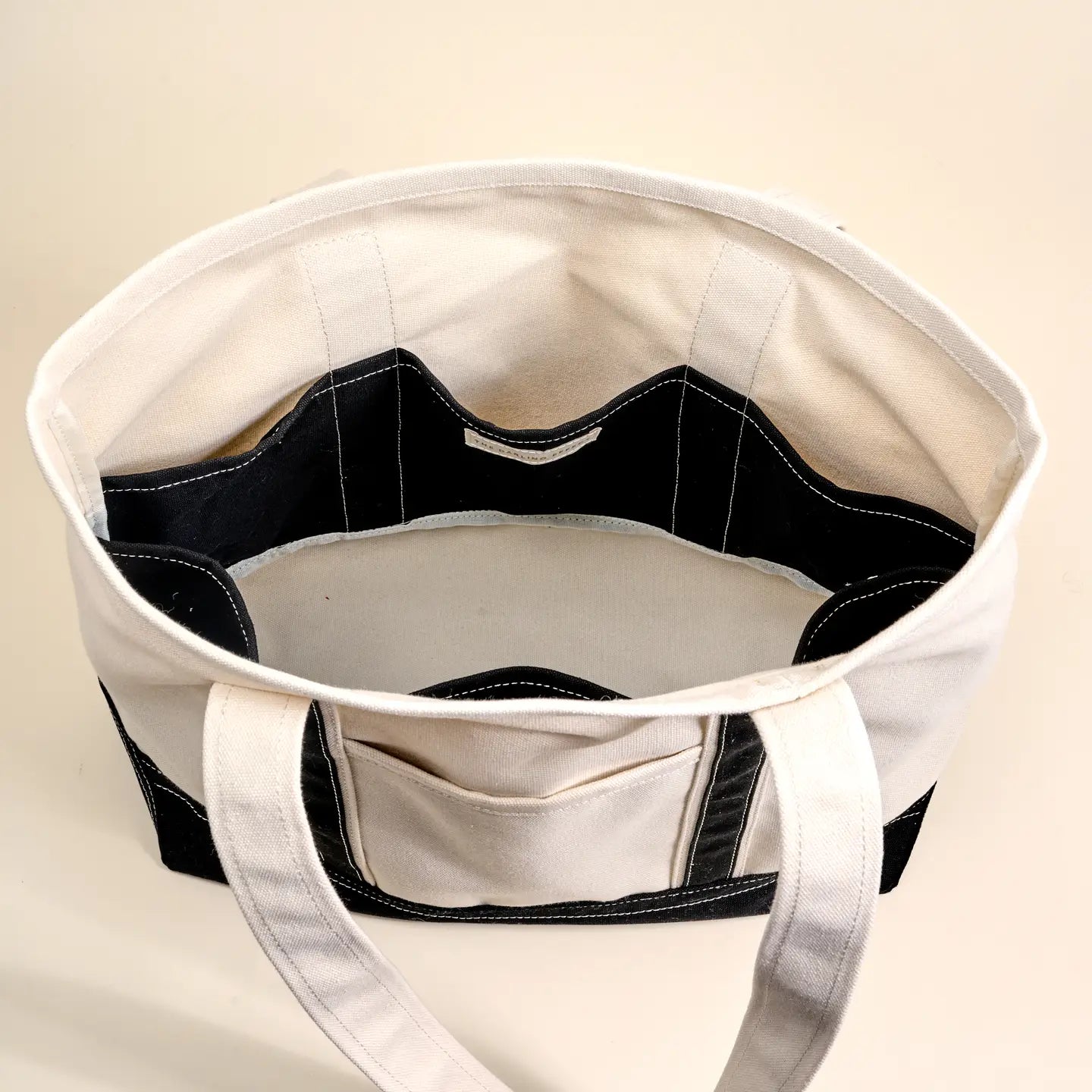 the signature canvas tote bag-black